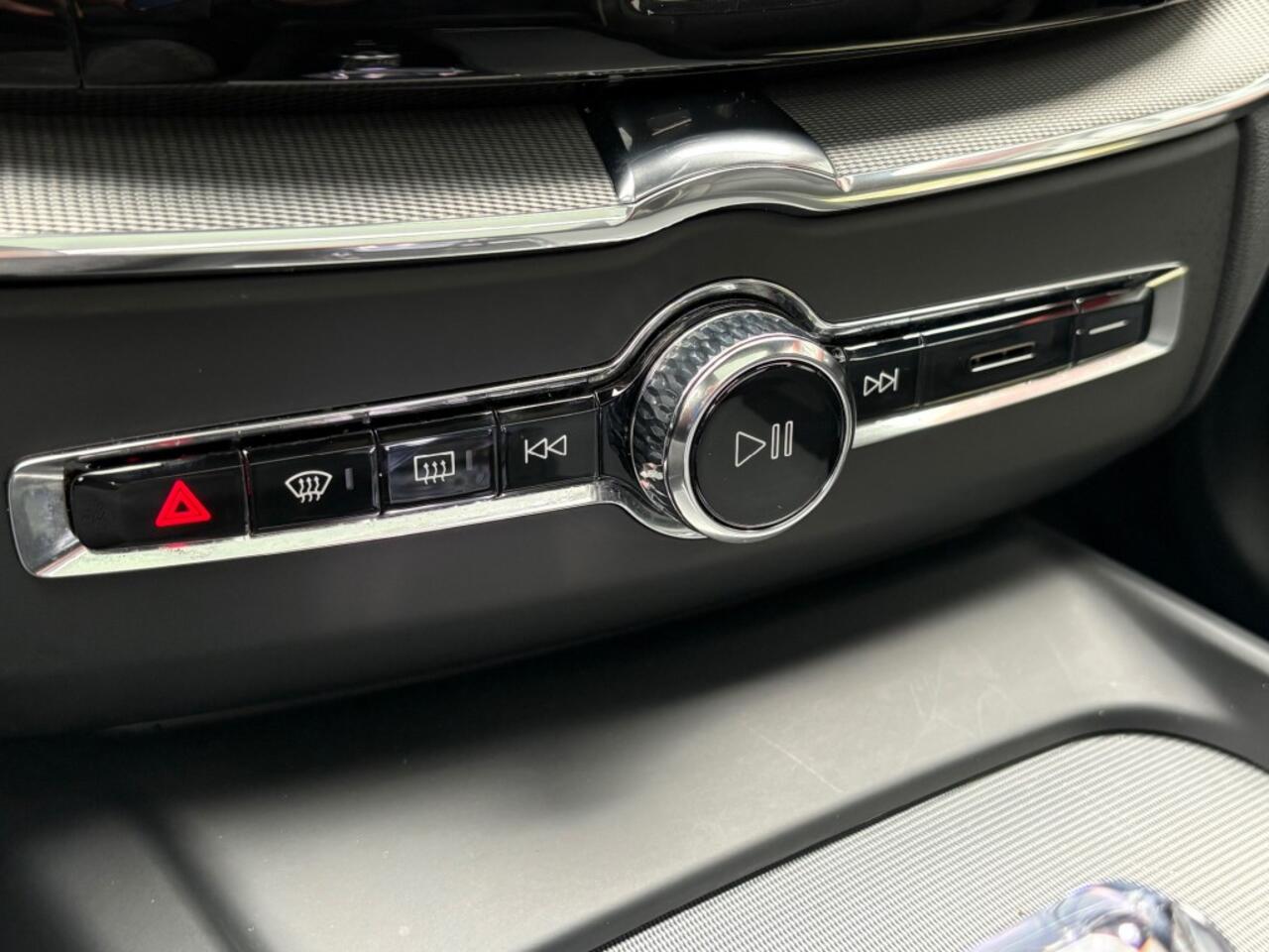 Volvo XC60 2.0 T6 AWD RECHARGE 350PK AUT. PLUS-DARK LEER PANO-DAK HARMAN-KARDON 360-CAMERA