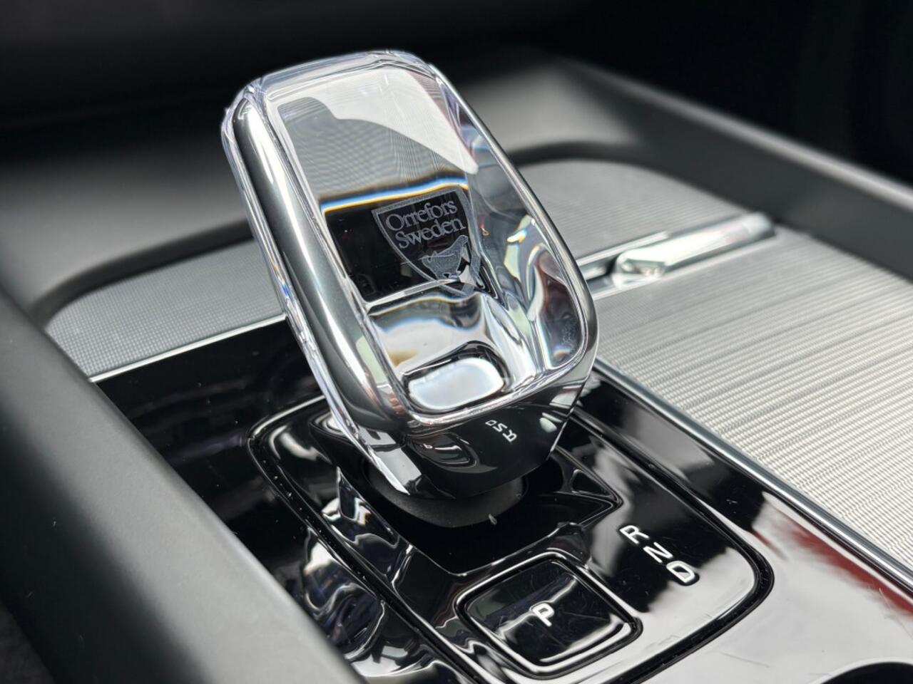 Volvo XC60 2.0 T6 AWD RECHARGE 350PK AUT. PLUS-DARK LEER PANO-DAK HARMAN-KARDON 360-CAMERA