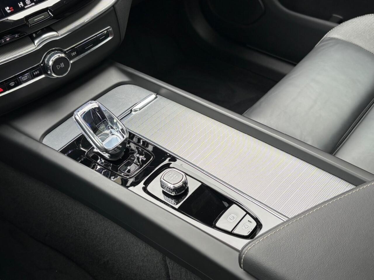 Volvo XC60 2.0 T6 AWD RECHARGE 350PK AUT. PLUS-DARK LEER PANO-DAK HARMAN-KARDON 360-CAMERA