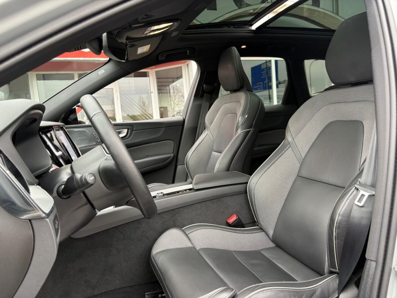 Volvo XC60 2.0 T6 AWD RECHARGE 350PK AUT. PLUS-DARK LEER PANO-DAK HARMAN-KARDON 360-CAMERA