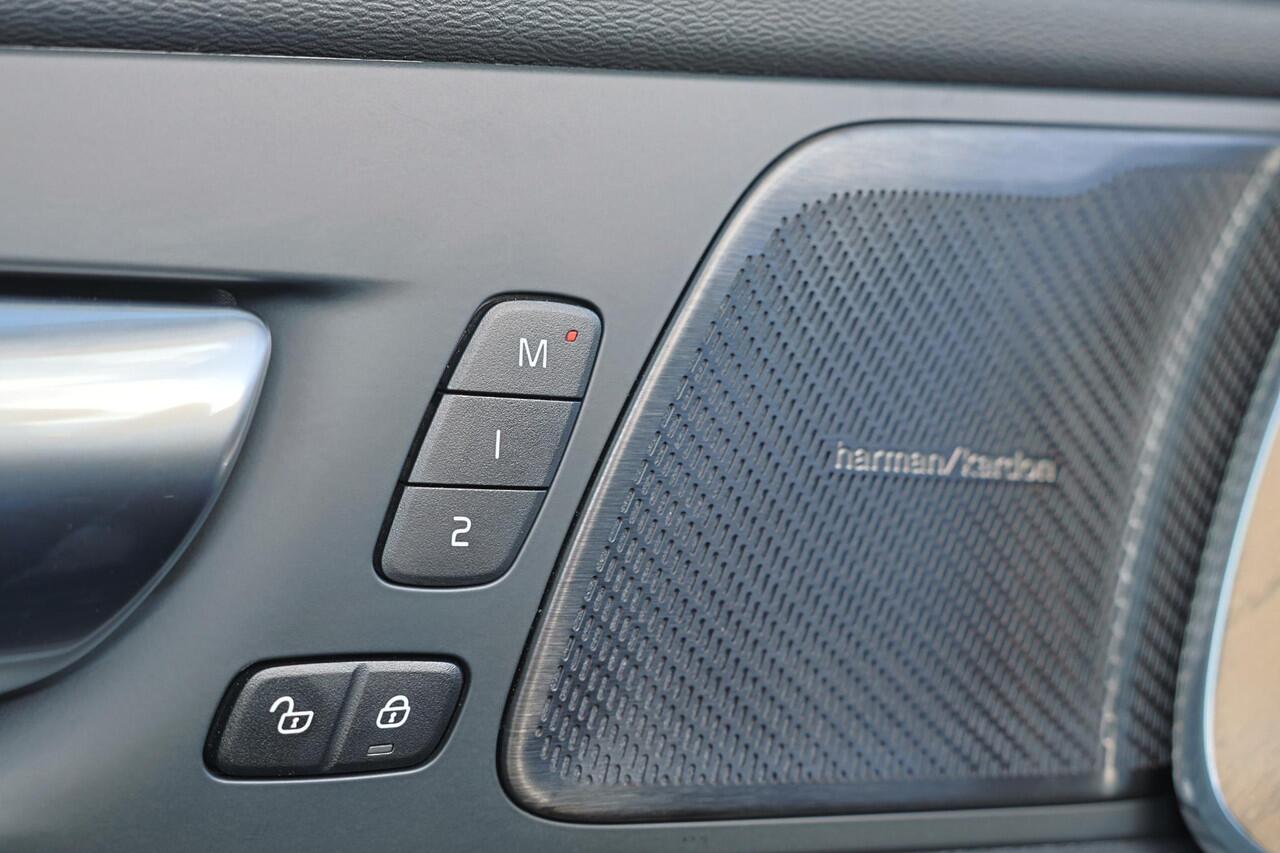 Volvo XC60 T8 Recharge AWD Ultra Dark - Panorama/schuifdak - IntelliSafe Assist & Surround - 360º Camera - Harman/Kardon audio - Adaptieve LED koplampen - Verwarmde voorstoelen, stuur & achterbank - Parkeersensoren voor & achter - Elektr. bedienb. voorstoelen met ge