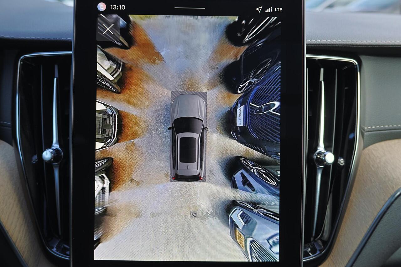 Volvo XC60 T8 Recharge AWD Ultra Dark - Panorama/schuifdak - IntelliSafe Assist & Surround - 360º Camera - Harman/Kardon audio - Adaptieve LED koplampen - Verwarmde voorstoelen, stuur & achterbank - Parkeersensoren voor & achter - Elektr. bedienb. voorstoelen met ge
