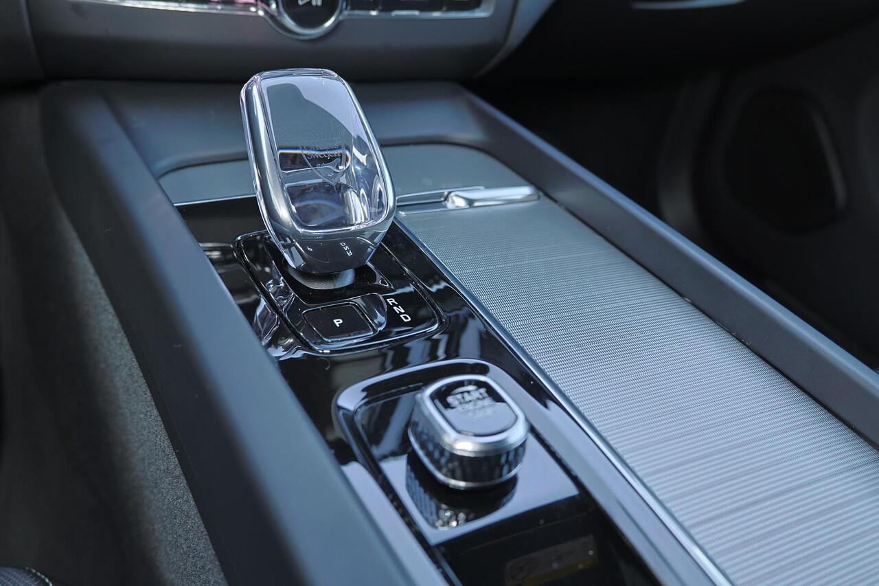 Volvo XC60 T8 Recharge AWD Ultra Black Edition - Luchtvering - Panorama/schuifdak - IntelliSafe Assist & Surround - 360º Camera - Bowers & Wilkins audio - Adaptieve LED koplampen - Verwarmde voorstoelen, stuur & achterbank - Parkeersensoren voor & achter - Elektr. b