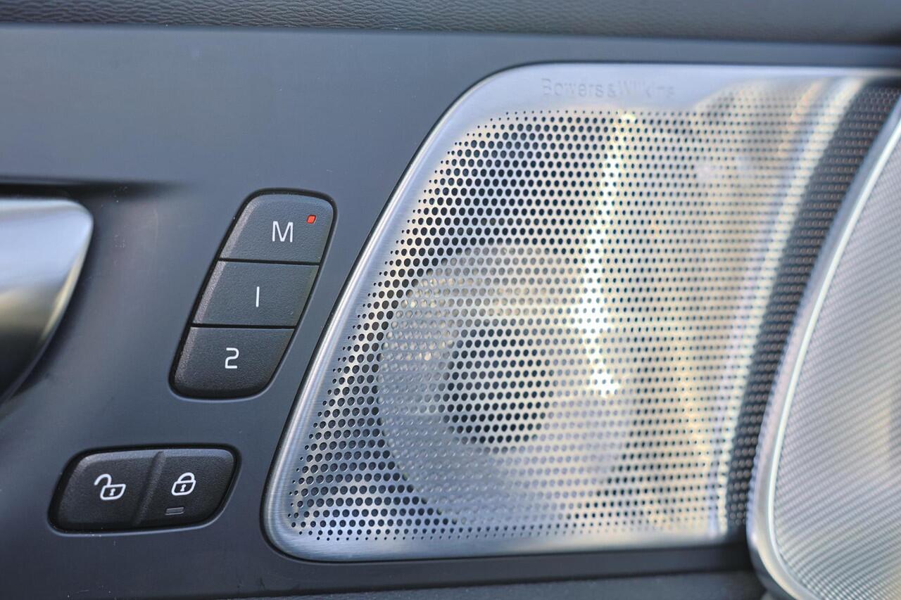 Volvo XC60 T8 Recharge AWD Ultra Black Edition - Luchtvering - Panorama/schuifdak - IntelliSafe Assist & Surround - 360º Camera - Bowers & Wilkins audio - Adaptieve LED koplampen - Verwarmde voorstoelen, stuur & achterbank - Parkeersensoren voor & achter - Elektr. b