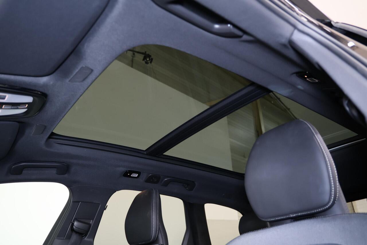 Volvo XC60 T8 Recharge AWD Ultra Black Edition - Luchtvering - Panorama/schuifdak - IntelliSafe Assist & Surround - 360º Camera - Bowers & Wilkins audio - Adaptieve LED koplampen - Verwarmde voorstoelen, stuur & achterbank - Parkeersensoren voor & achter - Elektr. b