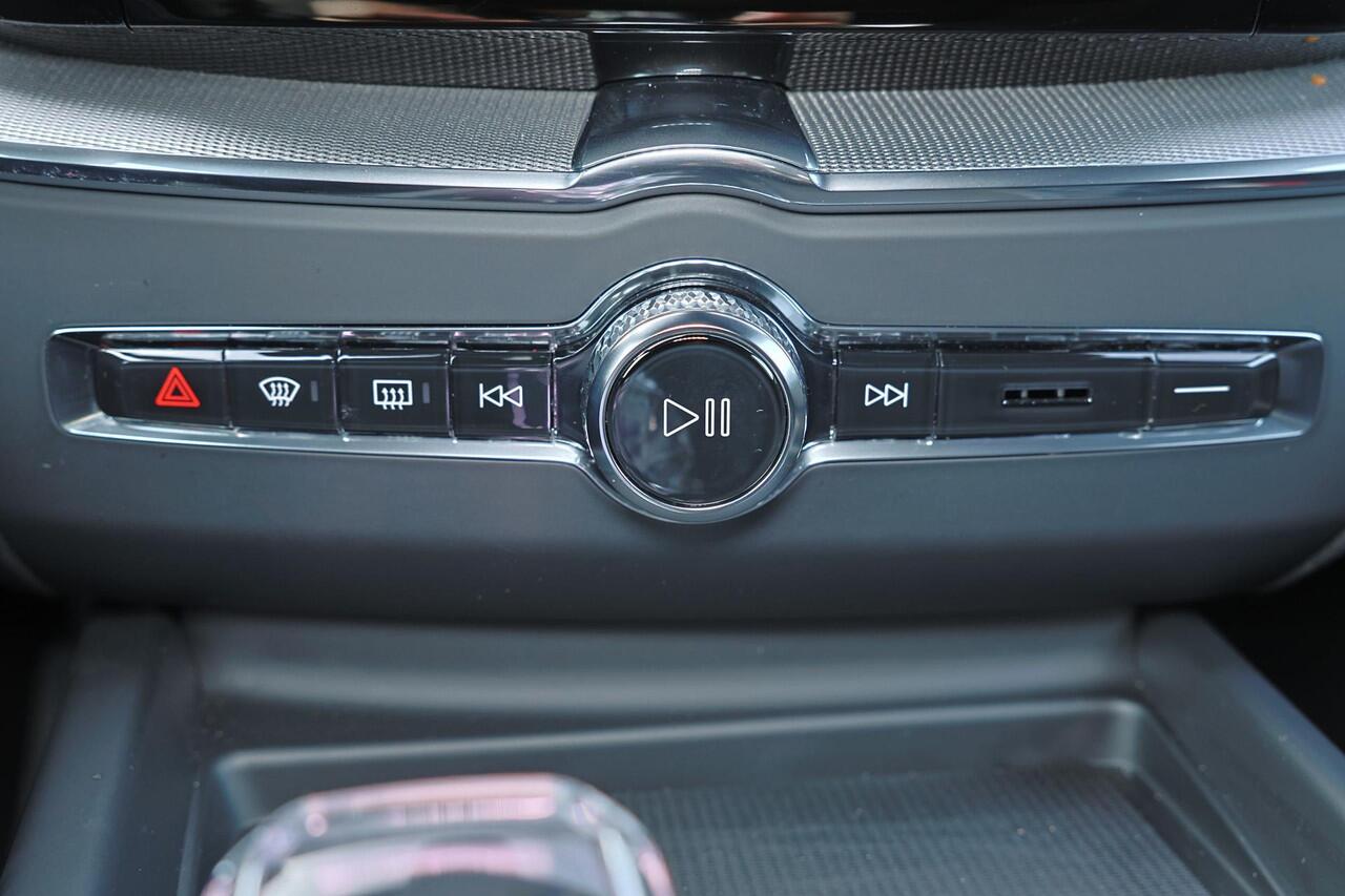 Volvo XC60 T8 Recharge AWD Plus Black Edition - Panorama/schuifdak - IntelliSafe Assist & Surround - 360º Camera - Harman/Kardon audio - Adaptieve LED koplampen - Verwarmde voorstoelen, stuur & achterbank - Parkeersensoren voor & achter - Elektr. bedienb. voorstoele