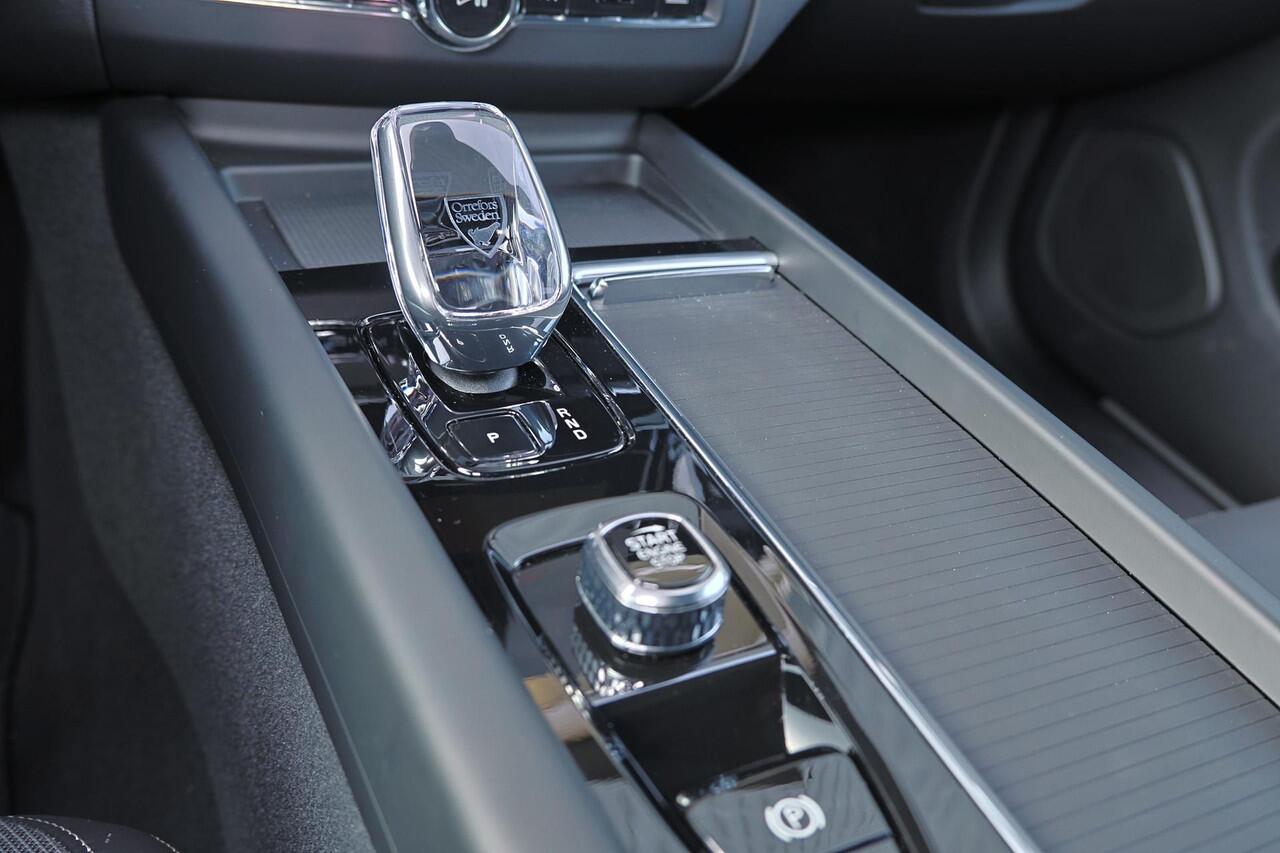 Volvo XC60 T8 Recharge AWD Plus Black Edition - Panorama/schuifdak - IntelliSafe Assist & Surround - 360º Camera - Harman/Kardon audio - Adaptieve LED koplampen - Verwarmde voorstoelen, stuur & achterbank - Parkeersensoren voor & achter - Elektr. bedienb. voorstoele