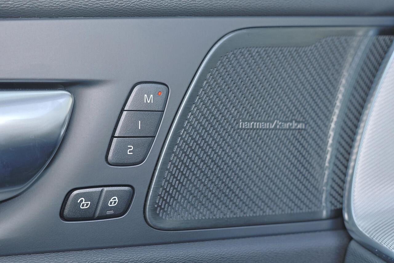 Volvo XC60 T8 Recharge AWD Plus Black Edition - Panorama/schuifdak - IntelliSafe Assist & Surround - 360º Camera - Harman/Kardon audio - Adaptieve LED koplampen - Verwarmde voorstoelen, stuur & achterbank - Parkeersensoren voor & achter - Elektr. bedienb. voorstoele