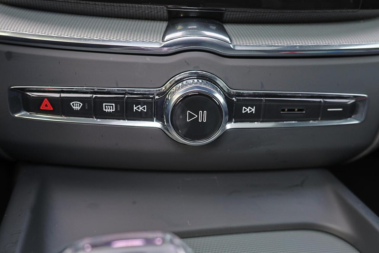 Volvo XC60 T6 Recharge AWD Plus Black Edition - Panorama/schuifdak - IntelliSafe Assist & Surround - 360º Camera - Harman/Kardon audio - Adaptieve LED koplampen - Verwarmde voorstoelen, stuur & achterbank - Parkeersensoren voor & achter - Draadloze tel. lader - Extr