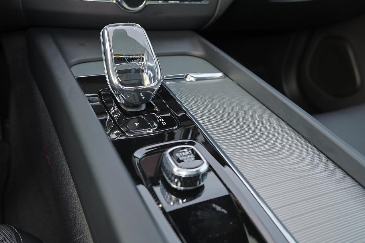 Volvo XC60 T6 Recharge AWD Plus Black Edition - Panorama/schuifdak - IntelliSafe Assist & Surround - 360º Camera - Harman/Kardon audio - Adaptieve LED koplampen - Verwarmde voorstoelen, stuur & achterbank - Parkeersensoren voor & achter - Draadloze tel. lader - Extr