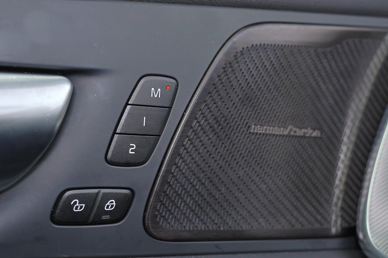 Volvo XC60 T6 Recharge AWD Plus Black Edition - Panorama/schuifdak - IntelliSafe Assist & Surround - 360º Camera - Harman/Kardon audio - Adaptieve LED koplampen - Verwarmde voorstoelen, stuur & achterbank - Parkeersensoren voor & achter - Draadloze tel. lader - Extr