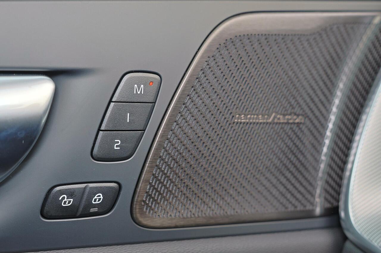 Volvo XC60 T6 Recharge AWD Plus Black Edition - IntelliSafe Assist & Surround - 360º Camera - Harman/Kardon audio - Verwarmde voorstoelen, stuur & achterbank - Parkeersensoren voor & achter - Elektr. bedienb. voorstoelen met geheugen - Draadloze tel. lader - Extra g