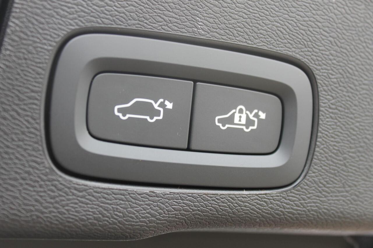 Volvo XC60 T8 455PK Automaat AWD Ultra Black Edition 360 graden camera / Head-up display / Panoramisch schuif-kanteldak / 21" lichtmetalen velgen / Extra getinte ramen vanaf de B-stijl