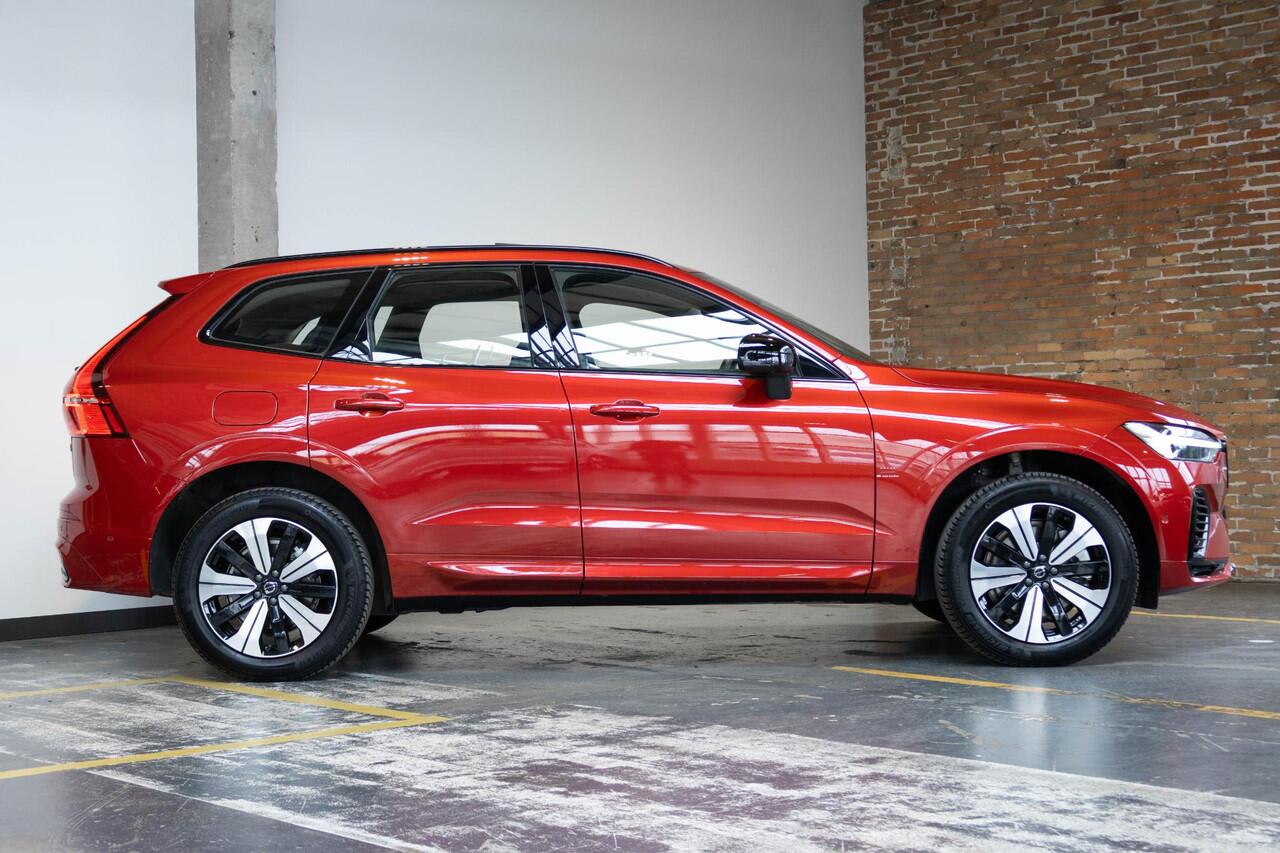 Volvo XC60 T6 Plug-in hybrid AWD Plus Dark | Trekhaak | Verwarmbare voorstoelen+stuurwiel+achterbank | Premium audio by Harman Kardon | Rondom zichtcamera