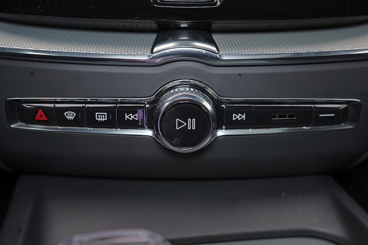 Volvo XC60 T6 Recharge AWD Ultra Black Edition - Luchtvering - Panorama/schuifdak - IntelliSafe Assist & Surround - 360º Camera - Bowers & Wilkins audio - Adaptieve LED koplampen - Verwarmde voorstoelen, stuur & achterbank - Parkeersensoren voor & achter - Elektr. b