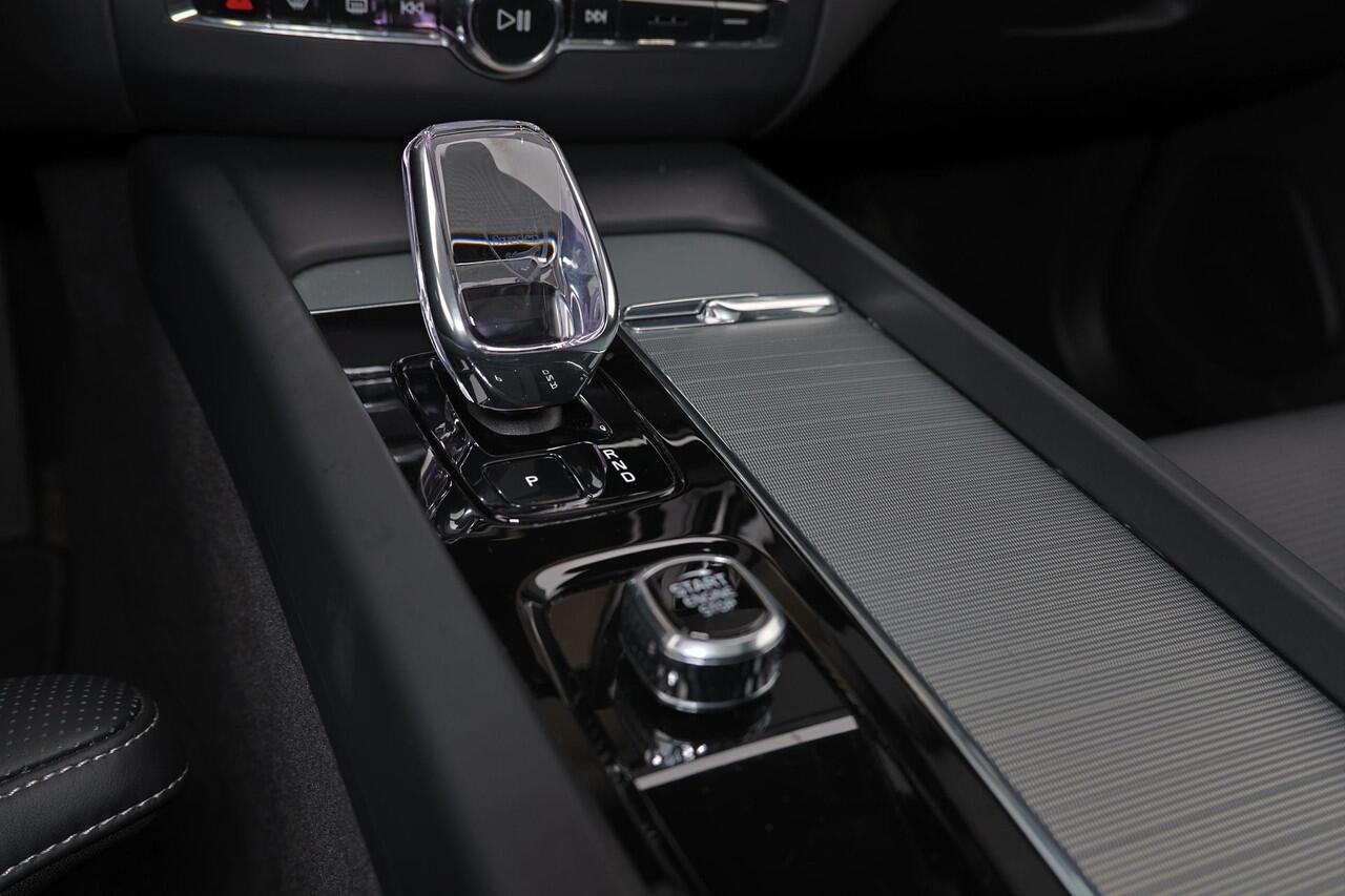 Volvo XC60 T6 Recharge AWD Ultra Black Edition - Luchtvering - Panorama/schuifdak - IntelliSafe Assist & Surround - 360º Camera - Bowers & Wilkins audio - Adaptieve LED koplampen - Verwarmde voorstoelen, stuur & achterbank - Parkeersensoren voor & achter - Elektr. b