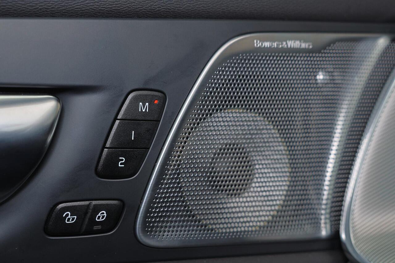 Volvo XC60 T6 Recharge AWD Ultra Black Edition - Luchtvering - Panorama/schuifdak - IntelliSafe Assist & Surround - 360º Camera - Bowers & Wilkins audio - Adaptieve LED koplampen - Verwarmde voorstoelen, stuur & achterbank - Parkeersensoren voor & achter - Elektr. b