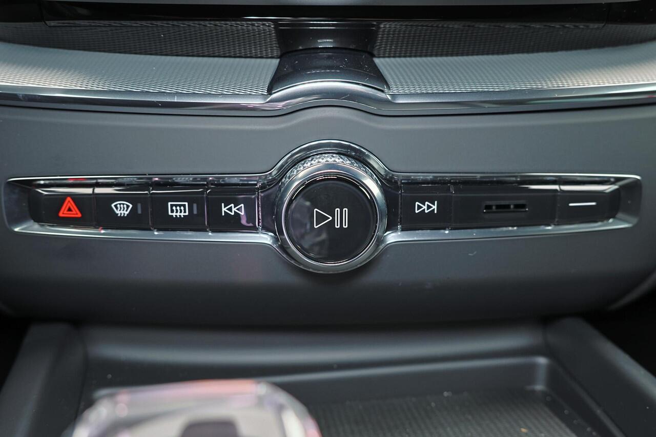 Volvo XC60 T8 Recharge AWD Plus Black Edition - IntelliSafe Assist & Surround - 360º Camera - Harman/Kardon audio - Verwarmde voorstoelen, stuur & achterbank - Parkeersensoren voor & achter - Elektr. bedienb. voorstoelen met geheugen - Draadloze tel. lader - Extra g