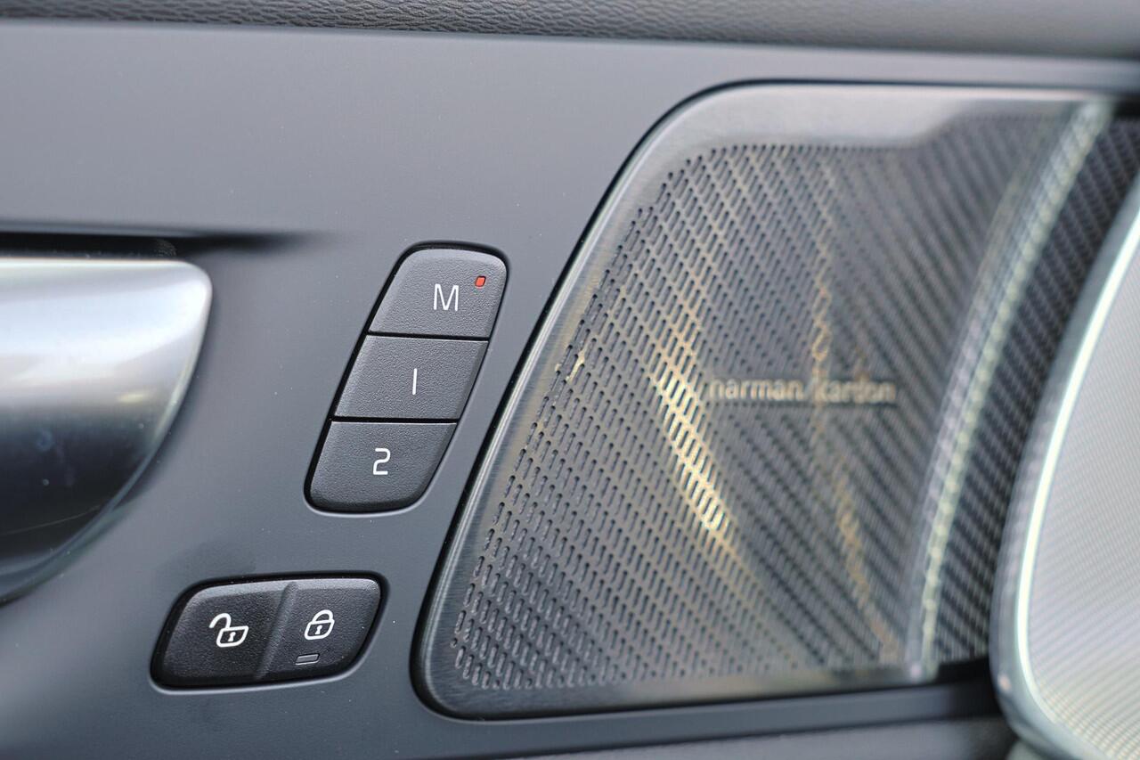 Volvo XC60 T8 Recharge AWD Plus Black Edition - IntelliSafe Assist & Surround - 360º Camera - Harman/Kardon audio - Adaptieve LED koplampen - Verwarmde voorstoelen, stuur & achterbank - Parkeersensoren voor & achter - Elektr. bedienb. voorstoelen met geheugen - Draa