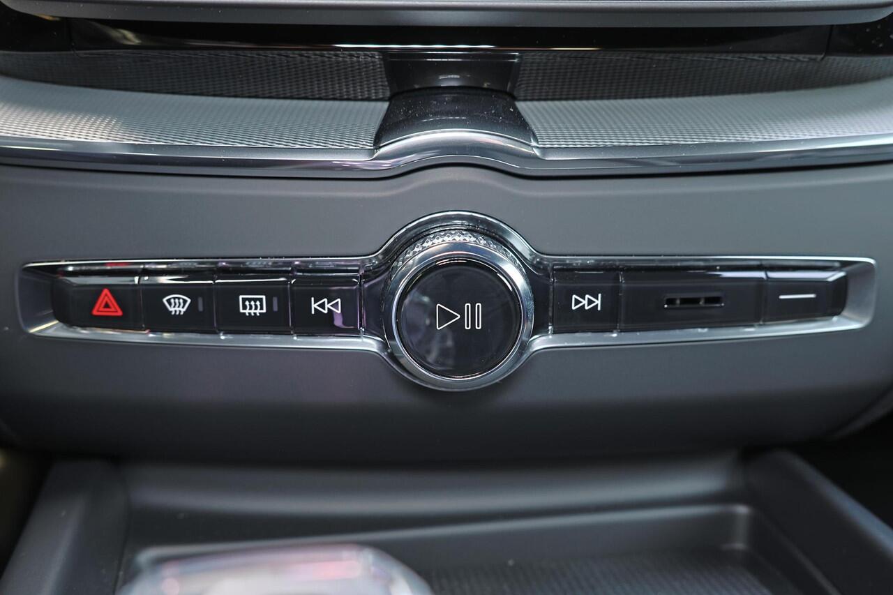 Volvo XC60 T8 Recharge AWD Plus Black Edition - IntelliSafe Assist & Surround - 360º Camera - Harman/Kardon audio - Adaptieve LED koplampen - Verwarmde voorstoelen, stuur & achterbank - Parkeersensoren voor & achter - Elektr. bedienb. voorstoelen met geheugen - Draa