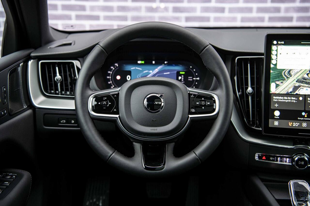 Volvo XC60 2.0 T6 Plug-in hybrid AWD Plus Black Edition | Facelift | Panoramadak | Luchtvering | Harman Kardon Audio | Stoelverwarming Voor + Achter | 360 Camera | Keyless | Sportstoelen