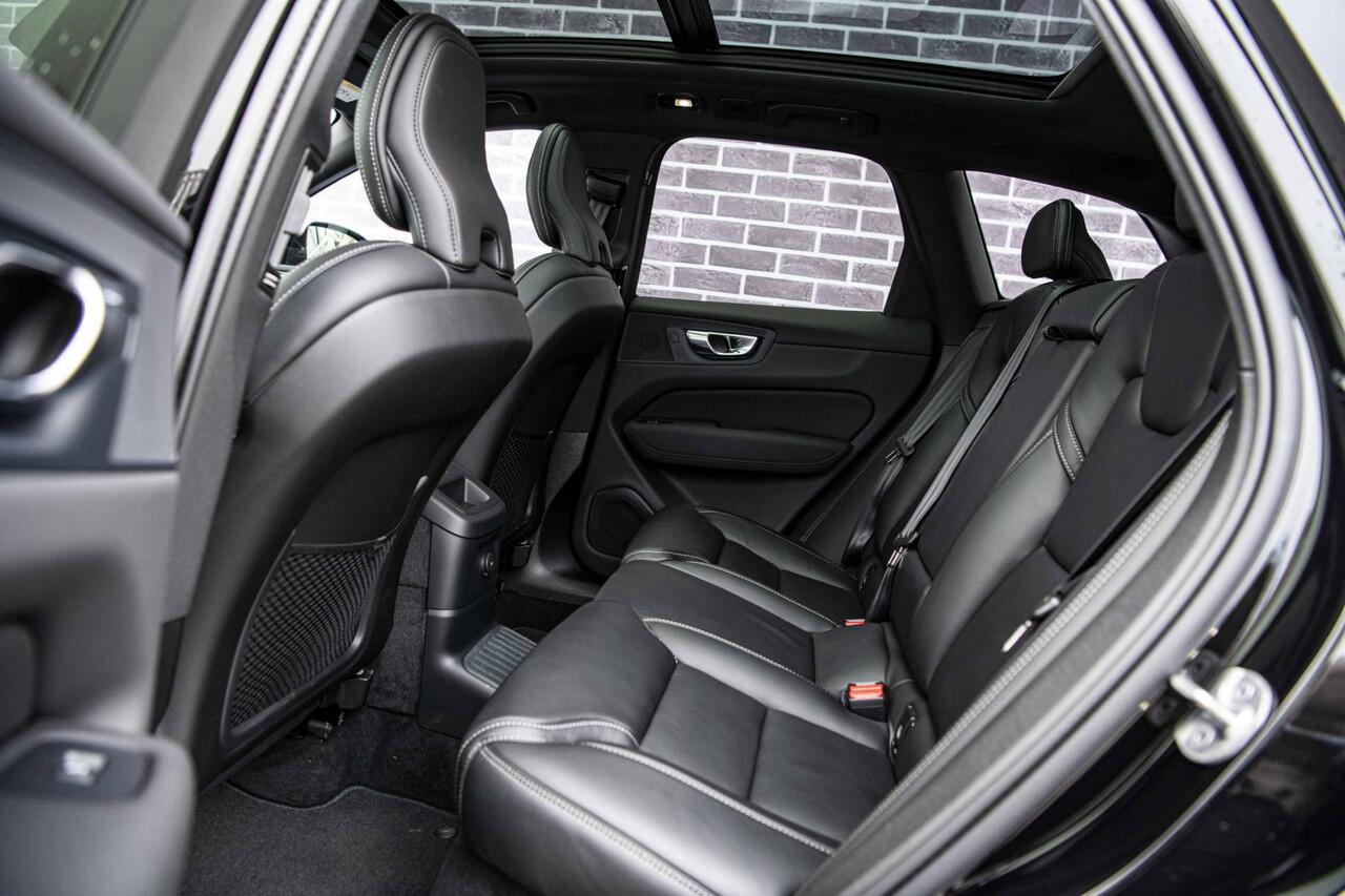 Volvo XC60 2.0 T6 Plug-in hybrid AWD Plus Black Edition | Facelift | Panoramadak | Luchtvering | Harman Kardon Audio | Stoelverwarming Voor + Achter | 360 Camera | Keyless | Sportstoelen