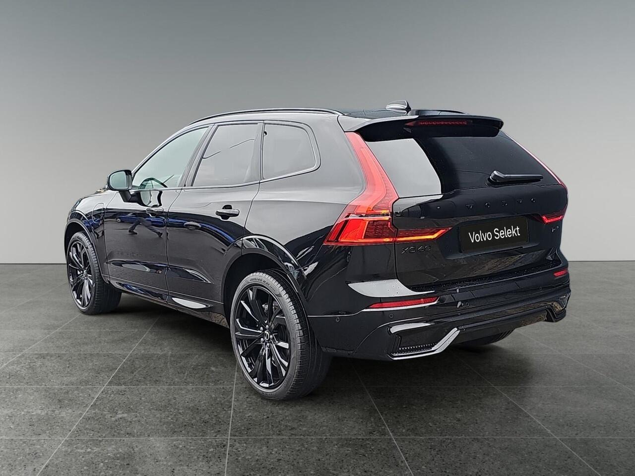 Volvo XC60 2.0 T6 Plug-in hybrid AWD Plus Black Edition | Harman Kardon | Stuur- en stoelverwarming | 360 graden camera | Panoramadak | Lederen bekleding