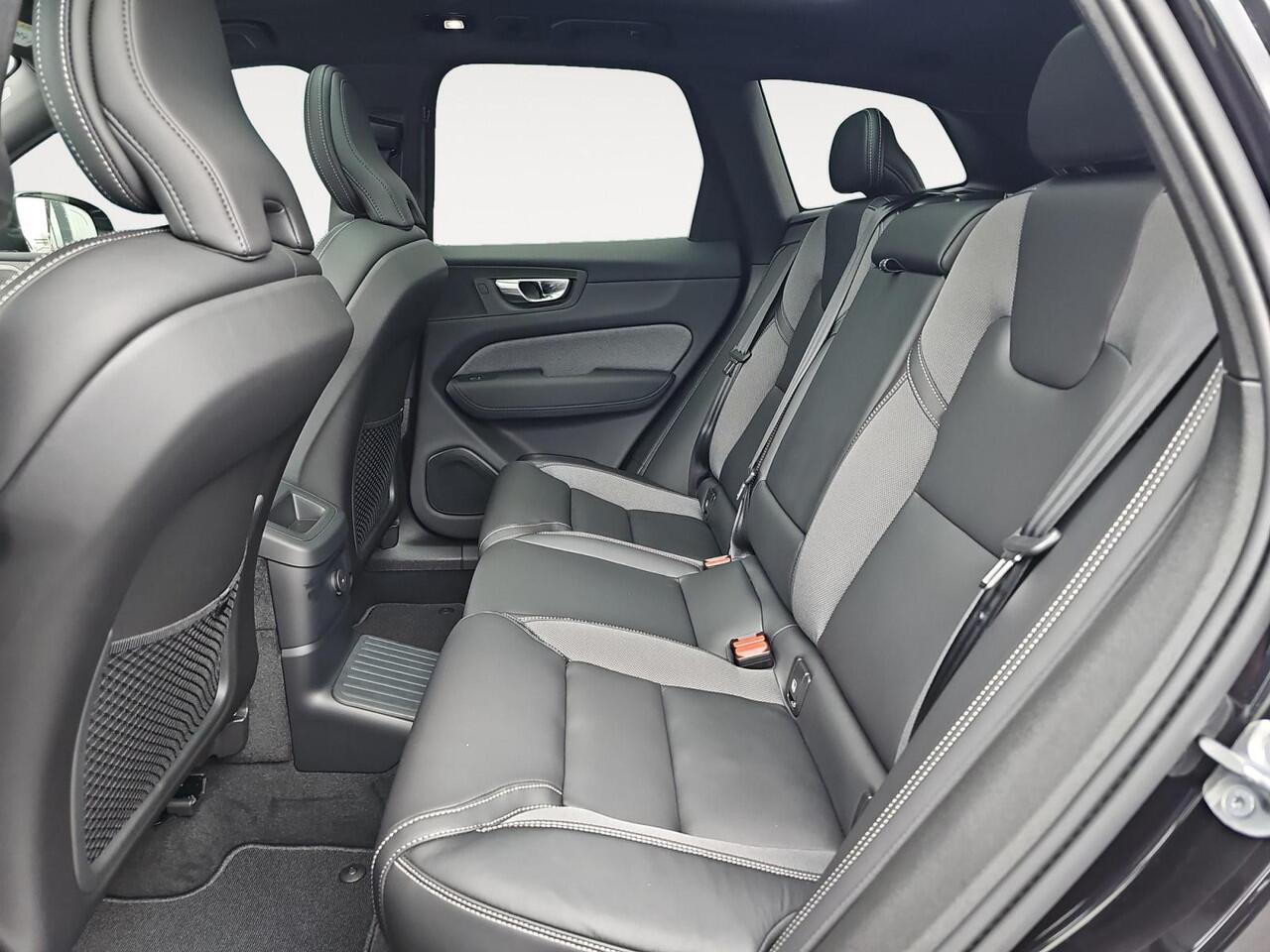 Volvo XC60 2.0 T6 Plug-in hybrid AWD Plus Black Edition | Harman Kardon | Stuur- en stoelverwarming | 360 graden camera | Panoramadak | Lederen bekleding