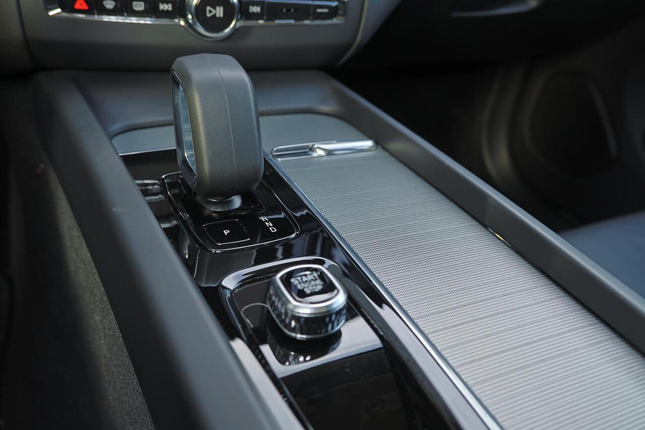Volvo XC60 T6 Recharge AWD Plus Dark - Panorama/schuifdak - IntelliSafe Assist & Surround - 360º Camera - Verwarmde voorstoelen, stuur & achterbank - Parkeersensoren voor & achter - Elektr. bedienb. voorstoelen met geheugen - Head up display - Draadloze tel. lader -