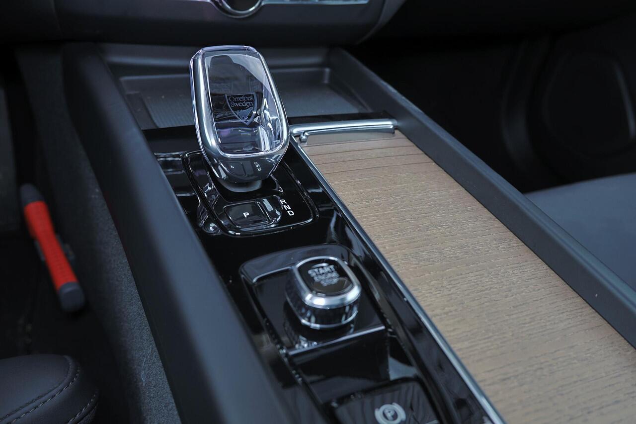Volvo XC60 T6 Recharge AWD Ultra Dark - Panorama/schuifdak - IntelliSafe Assist & Surround - 360º Camera - Harman/Kardon audio - Adaptieve LED koplampen - Verwarmde voorstoelen, stuur & achterbank - Parkeersensoren voor & achter - Elektr. bedienb. voorstoelen met ge