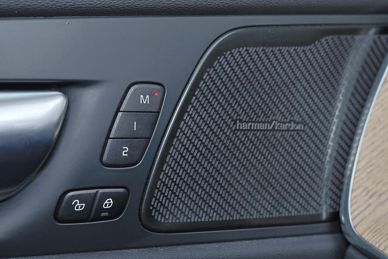 Volvo XC60 T6 Recharge AWD Ultra Dark - Panorama/schuifdak - IntelliSafe Assist & Surround - 360º Camera - Harman/Kardon audio - Adaptieve LED koplampen - Verwarmde voorstoelen, stuur & achterbank - Parkeersensoren voor & achter - Elektr. bedienb. voorstoelen met ge