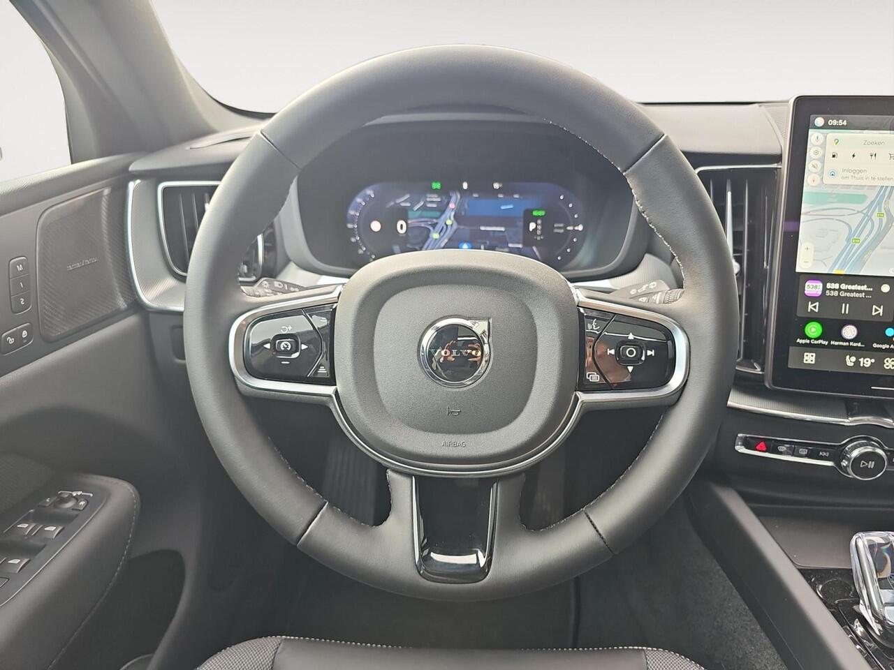 Volvo XC60 2.0 T6 Plug-in hybrid AWD Plus Black Edition | Panoramadak | Stoelverwarming | Sportstoelen | Harman/Kardon |