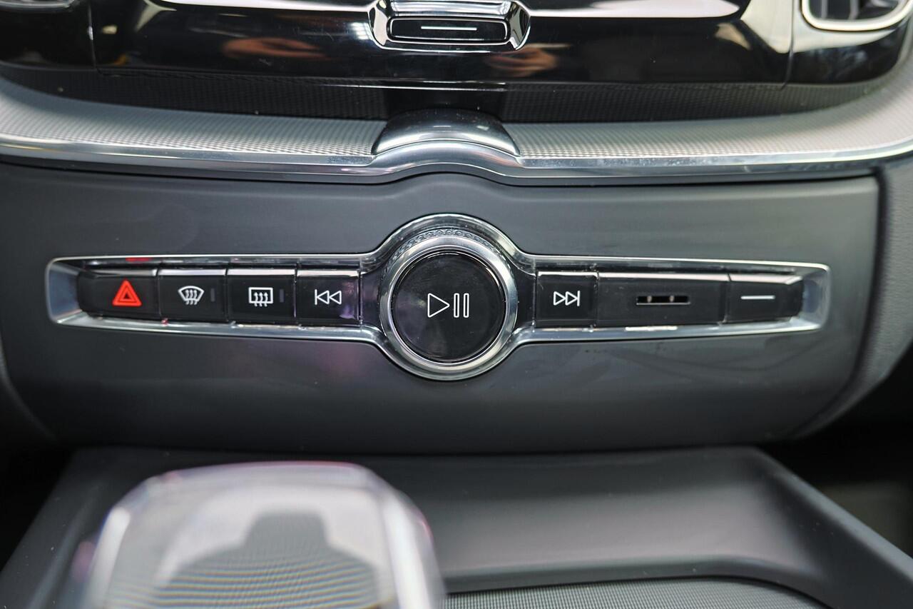 Volvo XC60 T8 Recharge AWD Plus Black Edition - Panorama/schuifdak - IntelliSafe Assist & Surround - 360º Camera - Harman/Kardon audio - Adaptieve LED koplampen - Verwarmde voorstoelen, stuur & achterbank - Parkeersensoren voor & achter - Elektr. bedienb. voorstoele