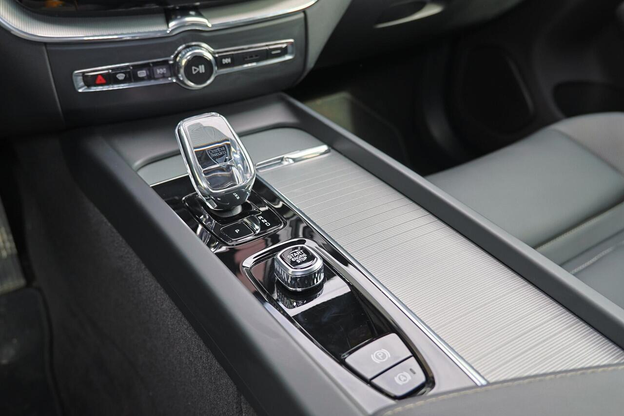 Volvo XC60 T8 Recharge AWD Plus Black Edition - Panorama/schuifdak - IntelliSafe Assist & Surround - 360º Camera - Harman/Kardon audio - Adaptieve LED koplampen - Verwarmde voorstoelen, stuur & achterbank - Parkeersensoren voor & achter - Elektr. bedienb. voorstoele