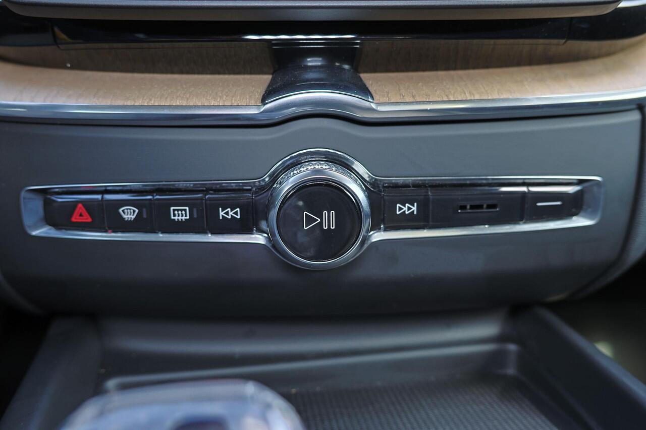 Volvo XC60 T6 Recharge AWD Plus Dark - Panorama/schuifdak - IntelliSafe Assist & Surround - 360º Camera - Verwarmde voorstoelen, stuur & achterbank - Parkeersensoren voor & achter - Elektr. bedienb. voorstoelen met geheugen - Head up display - Draadloze tel. lader -