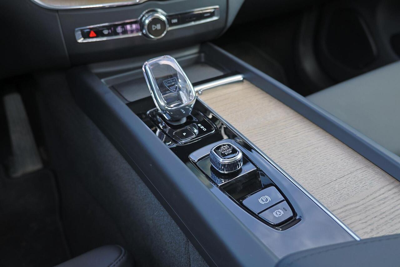 Volvo XC60 T6 Recharge AWD Plus Dark - Panorama/schuifdak - IntelliSafe Assist & Surround - 360º Camera - Verwarmde voorstoelen, stuur & achterbank - Parkeersensoren voor & achter - Elektr. bedienb. voorstoelen met geheugen - Head up display - Draadloze tel. lader -