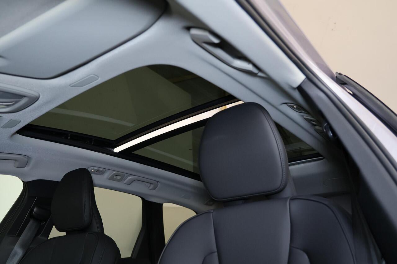 Volvo XC60 T6 Recharge AWD Plus Dark - Panorama/schuifdak - IntelliSafe Assist & Surround - 360º Camera - Verwarmde voorstoelen, stuur & achterbank - Parkeersensoren voor & achter - Elektr. bedienb. voorstoelen met geheugen - Head up display - Draadloze tel. lader -