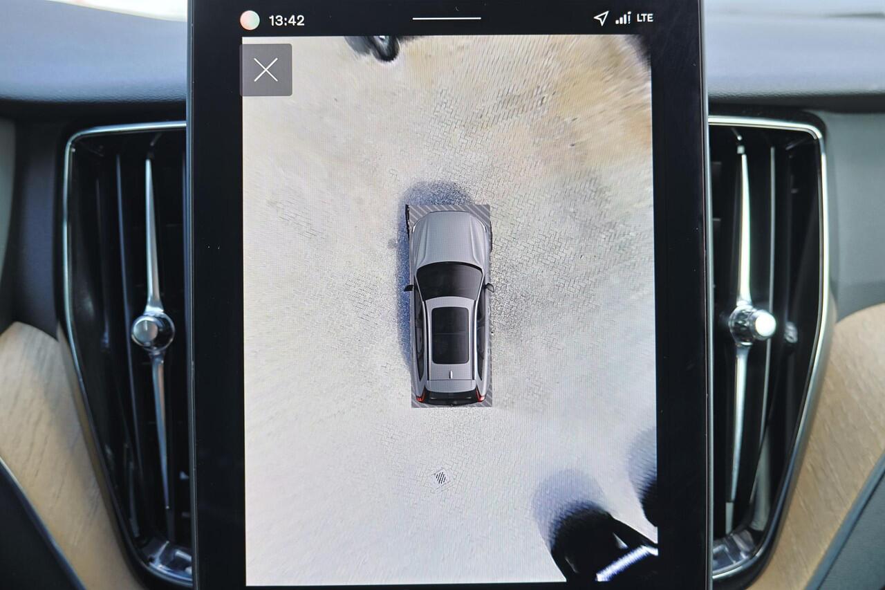 Volvo XC60 T6 Recharge AWD Plus Dark - Panorama/schuifdak - IntelliSafe Assist & Surround - 360º Camera - Verwarmde voorstoelen, stuur & achterbank - Parkeersensoren voor & achter - Elektr. bedienb. voorstoelen met geheugen - Head up display - Draadloze tel. lader -