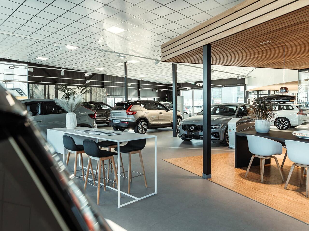 Volvo XC60 2.0 T6 Plug-in hybrid AWD Plus Black Edition Automaat / Panoramadak / Privacy Glass / MY2026 / 21" velgen / MY2026