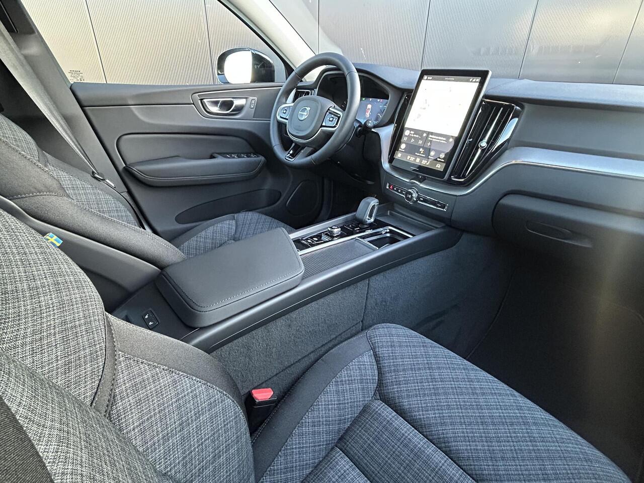 Volvo XC60 2.0 T6 Plug-in hybrid AWD Essential / Driver assist / 19 inch / Stoelverwarming / Stuurverwarming / Park assist voor- en achter / All-season banden