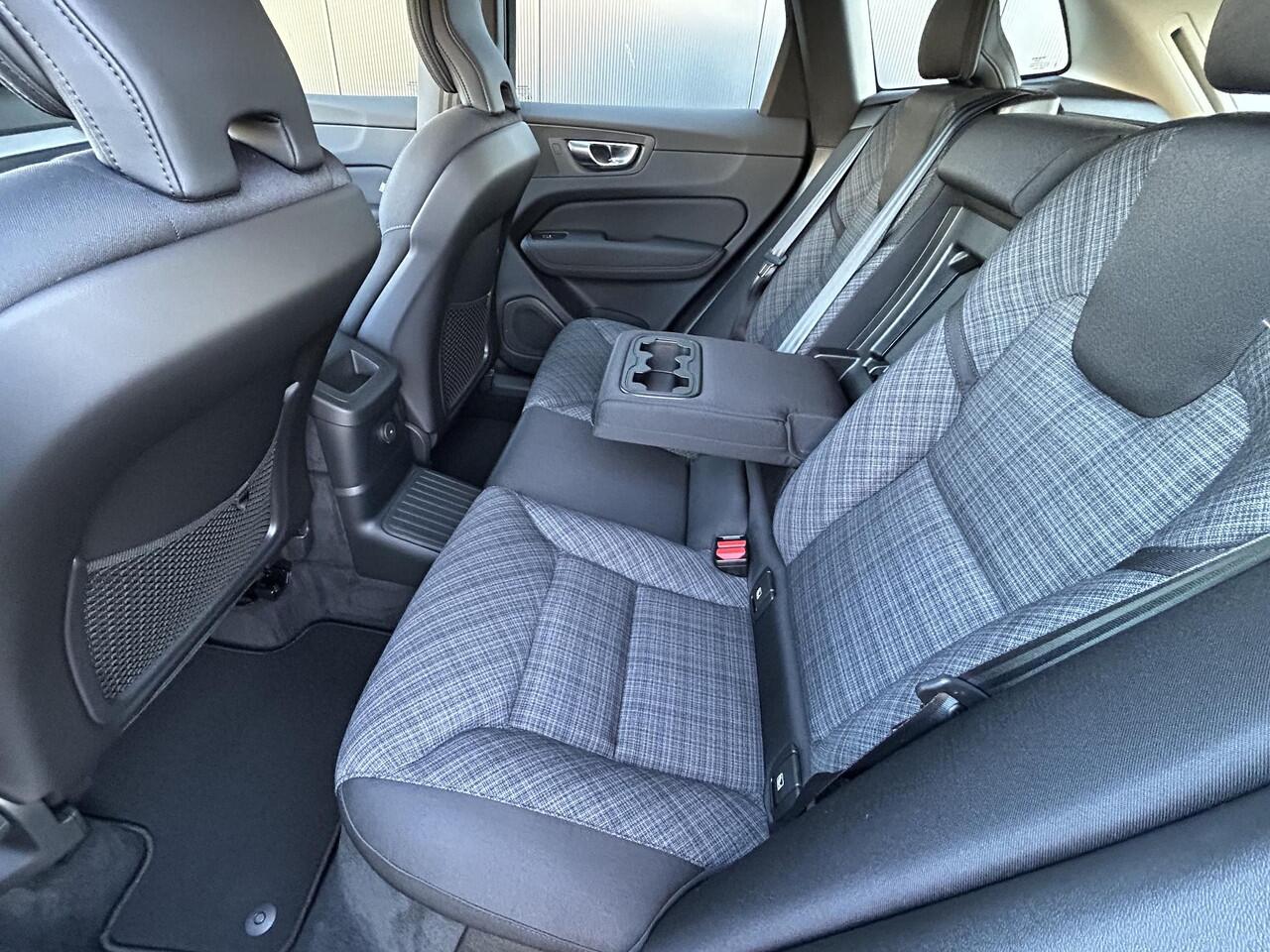 Volvo XC60 2.0 T6 Plug-in hybrid AWD Essential / Driver assist / 19 inch / Stoelverwarming / Stuurverwarming / Park assist voor- en achter / All-season banden