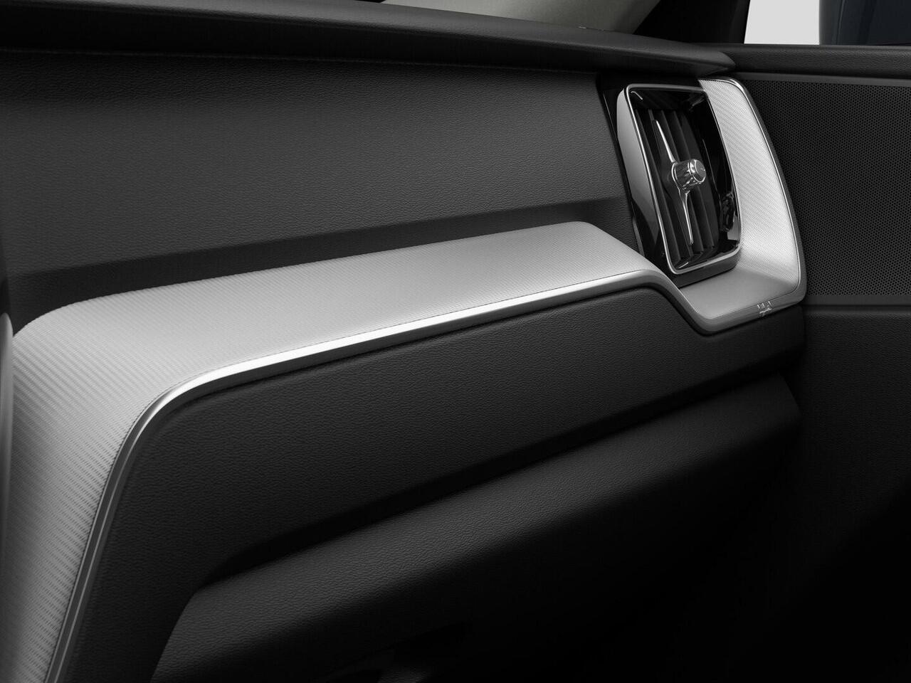 Volvo XC60 2.0 T6 Plug-in hybrid AWD Essential / Adaptive Cruise / Stoel+Stuurverwarming / 19" Wielen / All-Seasonbanden / BLIS / Pilot Assist / Parkeersensoren Voor+Achter /