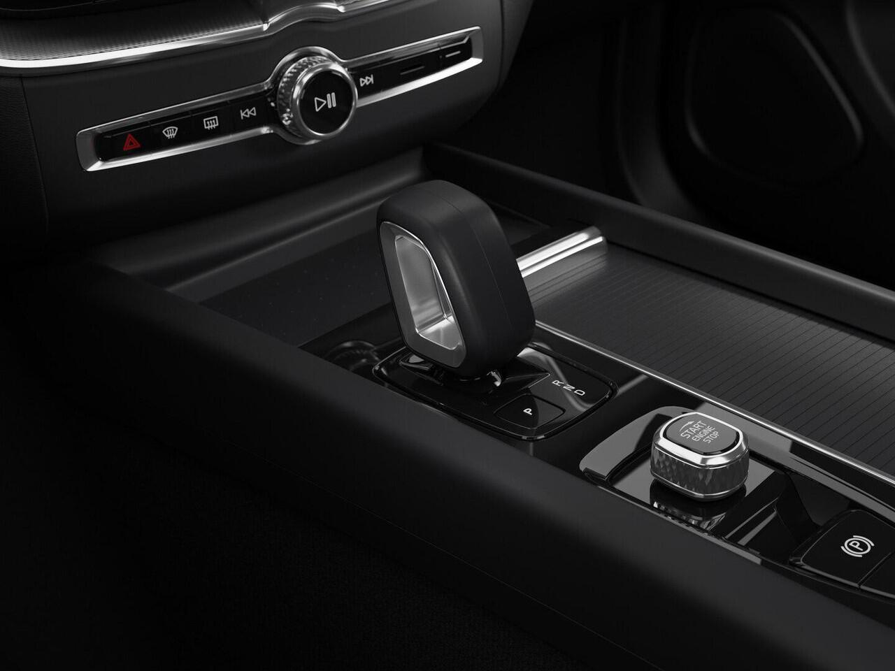 Volvo XC60 2.0 T6 Plug-in hybrid AWD Essential / Adaptive Cruise / Stoel+Stuurverwarming / 19" Wielen / All-Seasonbanden / BLIS / Pilot Assist / Parkeersensoren Voor+Achter /