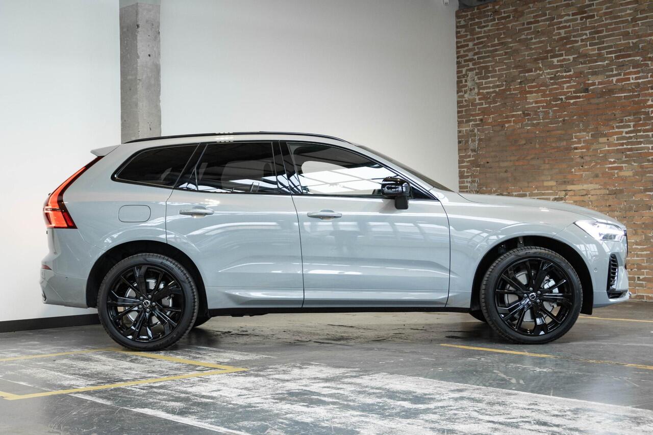 Volvo XC60 2.0 T6 Plug-in hybrid AWD Plus Black Edition | Luchtvering | 360º Camera | Schuif/Kantel-Panoramadak | Head-Up Display | 21" Lichtmetalen Wielen | Donkergetint Glas |