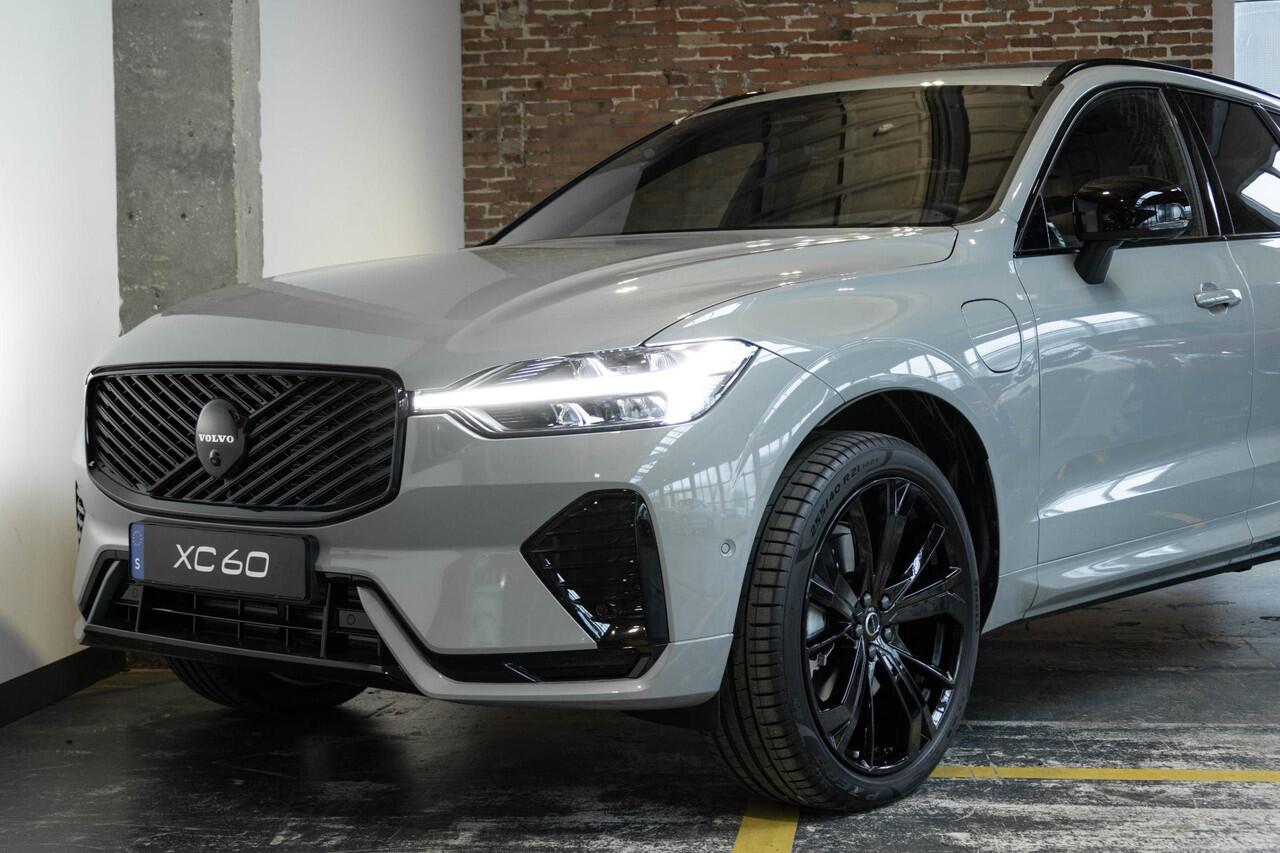 Volvo XC60 2.0 T6 Plug-in hybrid AWD Plus Black Edition | Luchtvering | 360º Camera | Schuif/Kantel-Panoramadak | Head-Up Display | 21" Lichtmetalen Wielen | Donkergetint Glas |