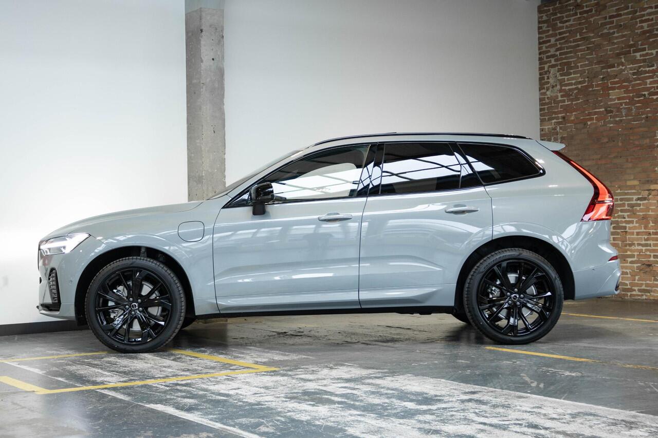 Volvo XC60 2.0 T6 Plug-in hybrid AWD Plus Black Edition | Luchtvering | 360º Camera | Schuif/Kantel-Panoramadak | Head-Up Display | 21" Lichtmetalen Wielen | Donkergetint Glas |