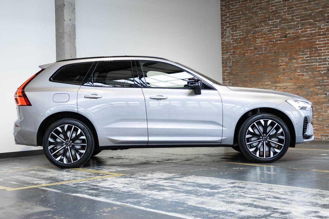 Volvo XC60 2.0 T6 Plug-in hybrid AWD Plus Dark | Verwacht Dec. 2025 | 21" Lichtmetalen Wielen | Head-Up Display | Schuif/Kantel Panoramadak | 360º Camera | Donker Getint Glas |