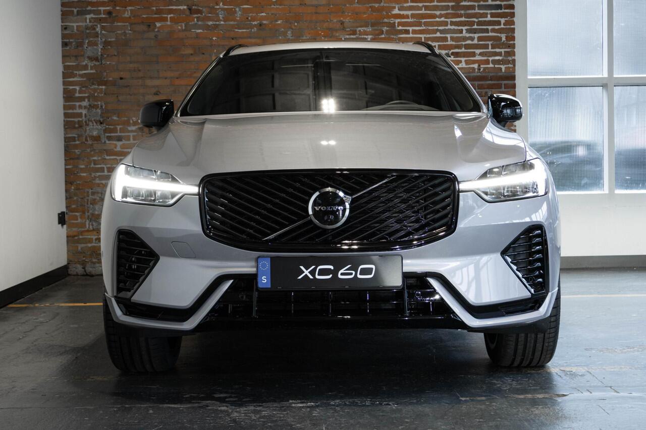 Volvo XC60 2.0 T6 Plug-in hybrid AWD Plus Dark | Verwacht Dec. 2025 | 21" Lichtmetalen Wielen | Head-Up Display | Schuif/Kantel Panoramadak | 360º Camera | Donker Getint Glas |