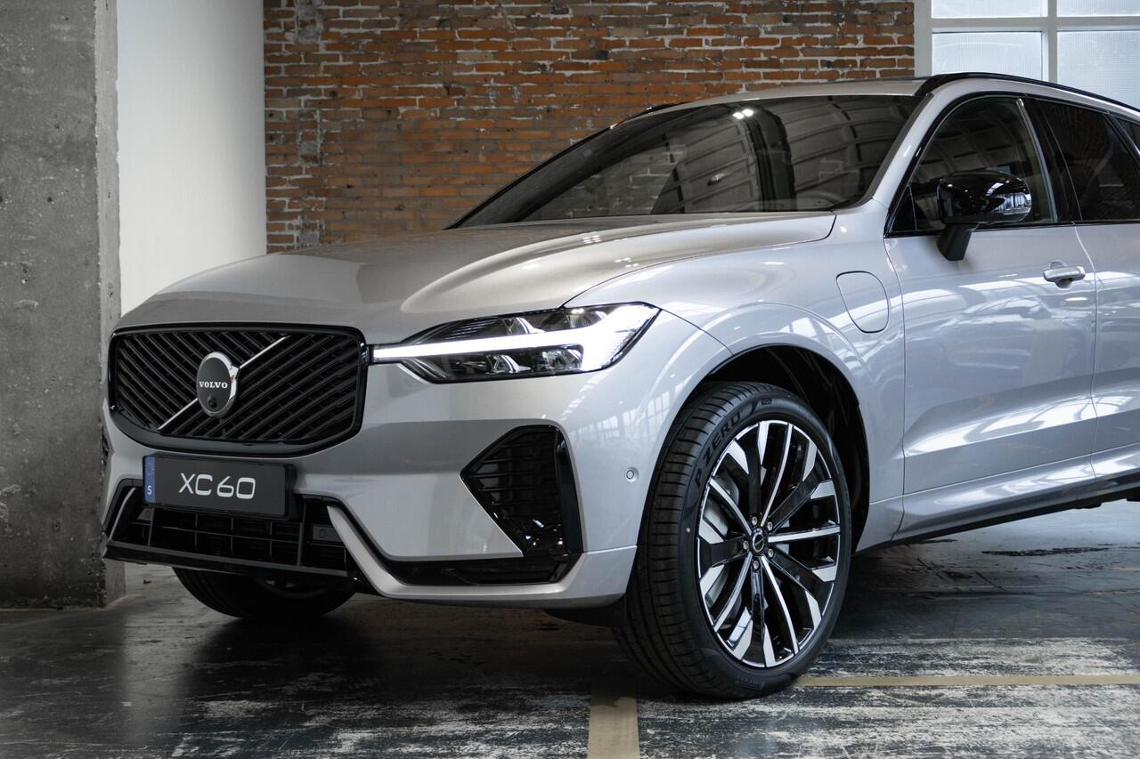 Volvo XC60 2.0 T6 Plug-in hybrid AWD Plus Dark | Verwacht Dec. 2025 | 21" Lichtmetalen Wielen | Head-Up Display | Schuif/Kantel Panoramadak | 360º Camera | Donker Getint Glas |