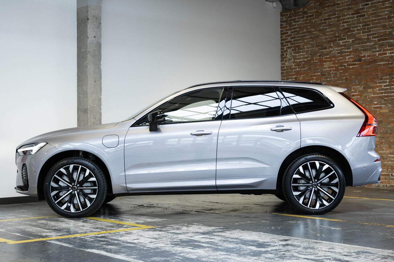 Volvo XC60 2.0 T6 Plug-in hybrid AWD Plus Dark | Verwacht Dec. 2025 | 21" Lichtmetalen Wielen | Head-Up Display | Schuif/Kantel Panoramadak | 360º Camera | Donker Getint Glas |